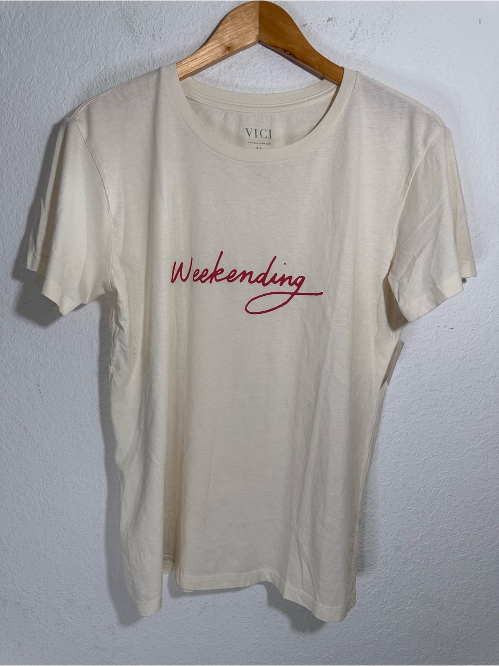 NWT Vici Weekending Graphic Short Sleeve Tee Cream & Red Size Medium 100% Cotton